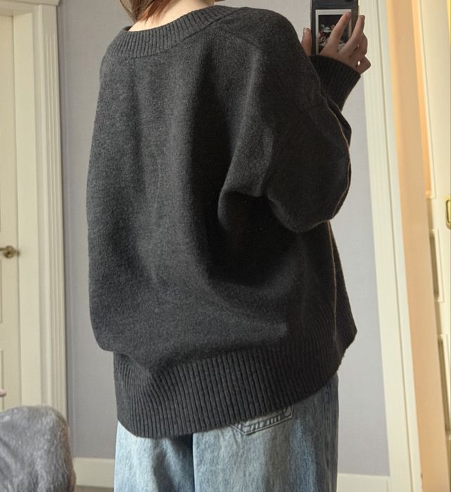 Серый свитер, с v образным вырезом
