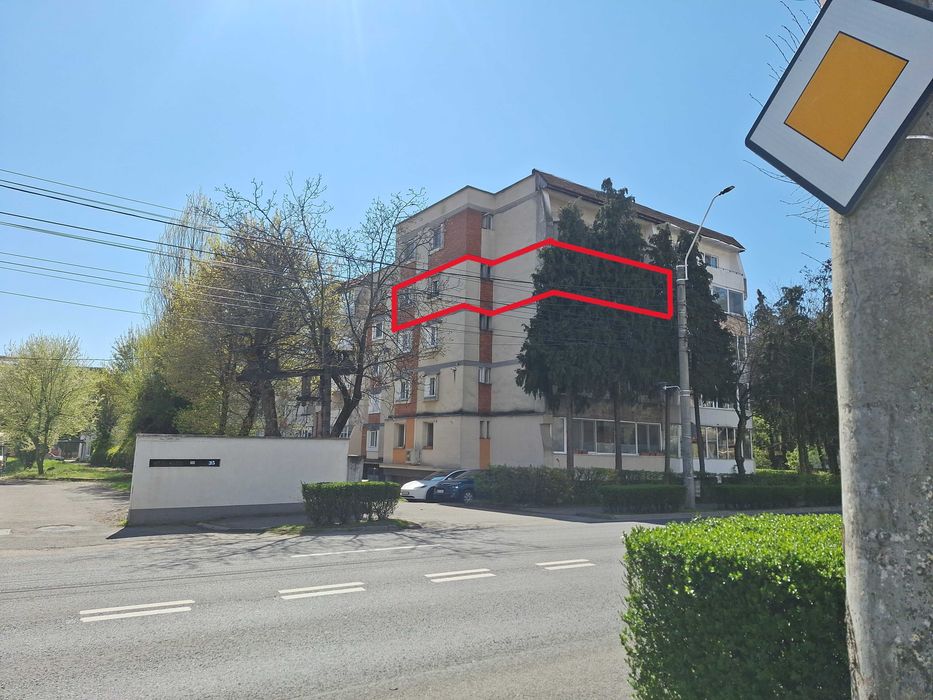 Vand apartament decomandat 3 camere , bucatarie ,2 bai, situat central