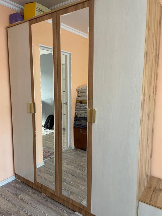 Продам четырехдверный шкаф с тумбочками