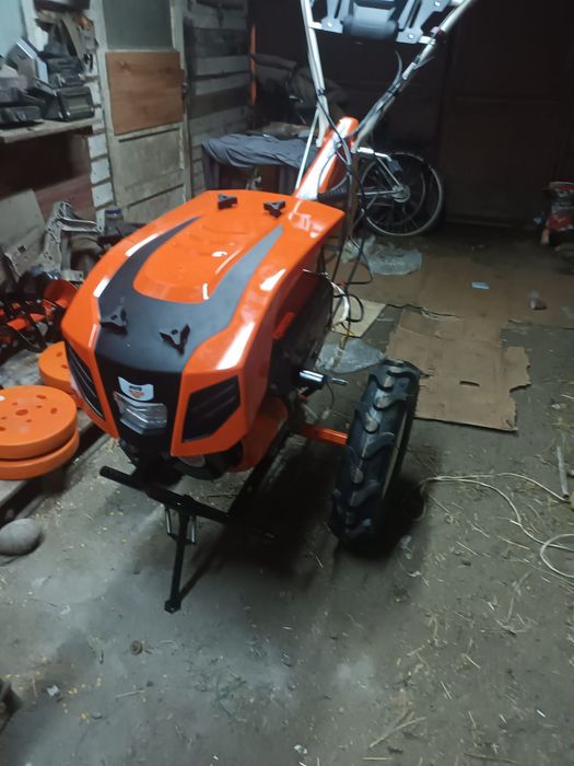 Vând motocultor  12 cp cu tot ce se vede in poze