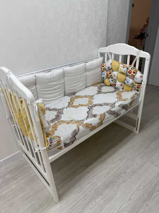 Продам кроватку с бортиками боковушка есть