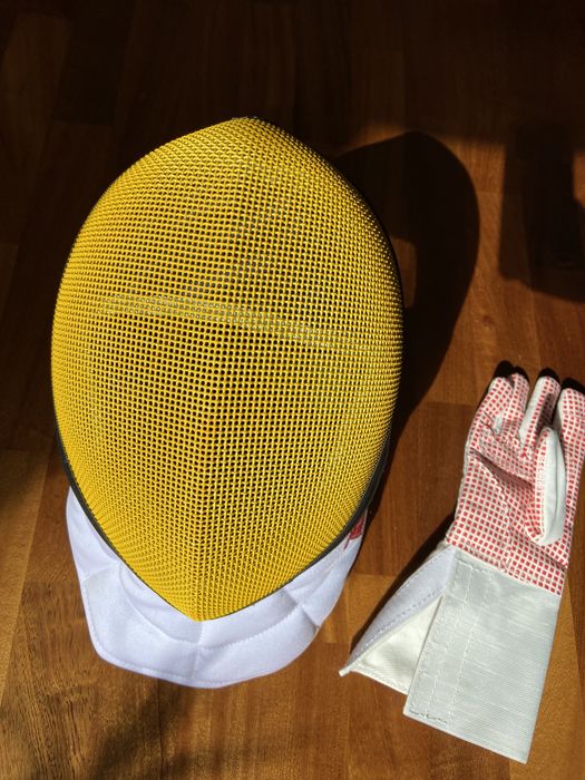 Продам новые шлем и перчатку для фехтования, размер L