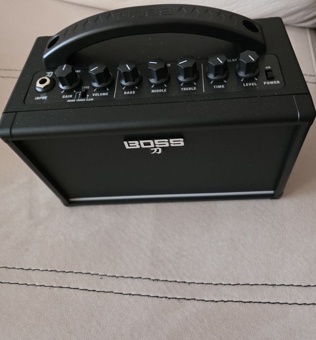 Продавам кубе за китара BOSS KATANA MINI
