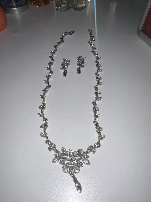 Продам.     Колье с сережками