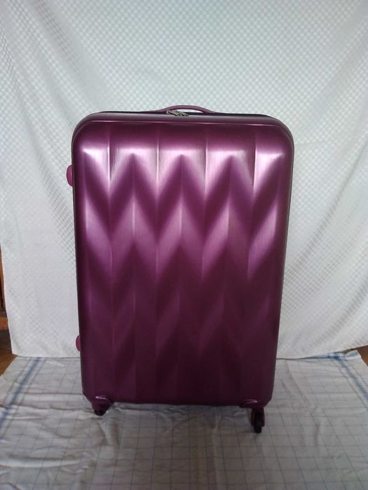 Голям твърд куфар с колелца и телескопична дръжка