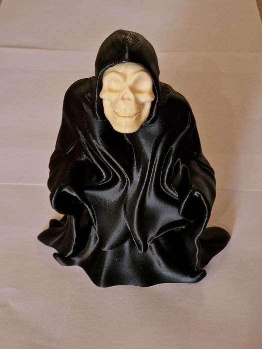 Хелолуин фигурка на покривало с вадещ се череп и гръбначен стълб