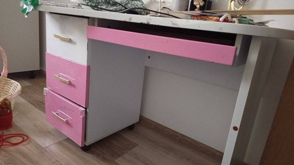 Отдам мебель стол и пенал