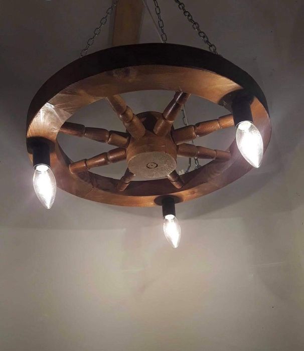 Lustra din lemn , din roata