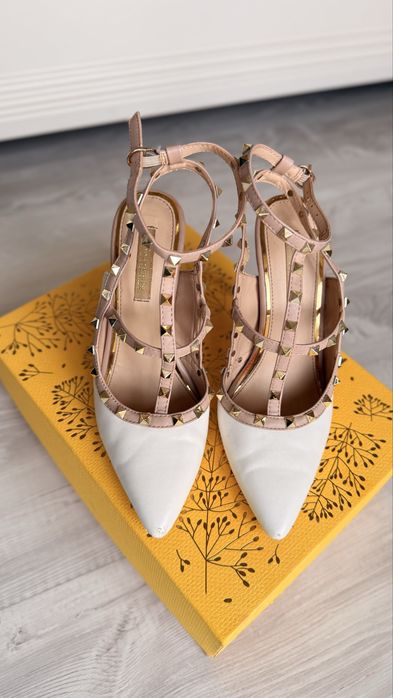 Pantofi stil Valentino
