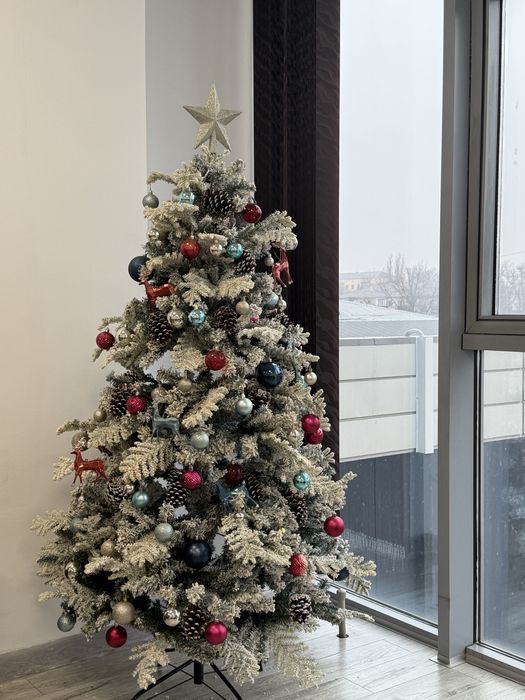 Новогодняя ёлка, с белыми снежинками и игрушками