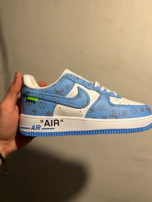 Noi, nepurtați
 Mai multe mărimi disponibile