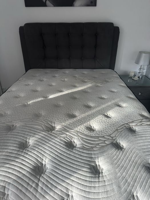 Pat tapitat Luxury, saltea ortopedica, noptiera