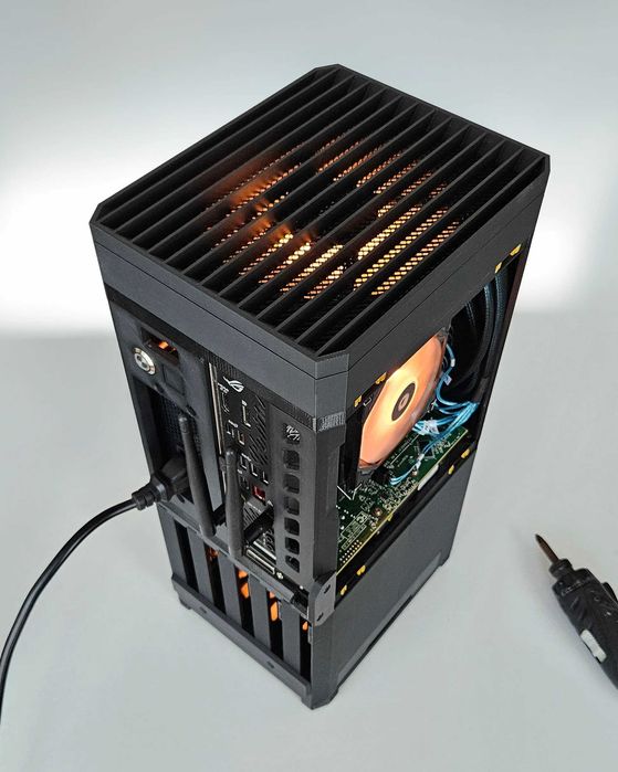 Vând carcasă PC/NAS ITX compactă, printată 3D