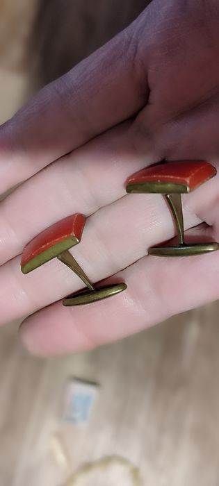 Перламутровые сережки с резьбой