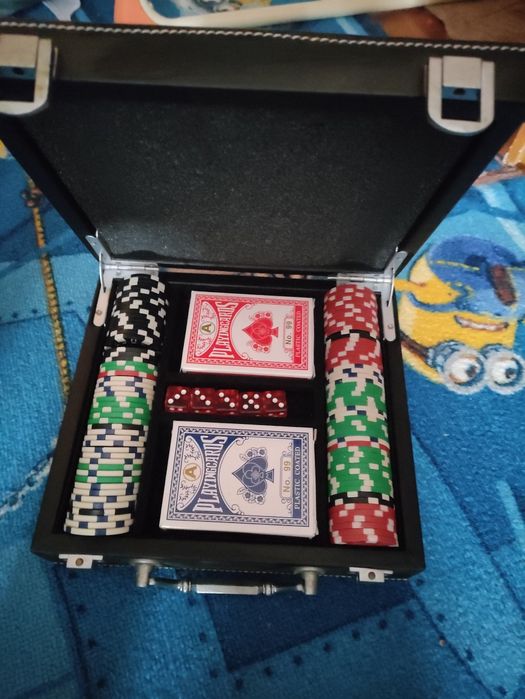 Куфарче с покер жетони