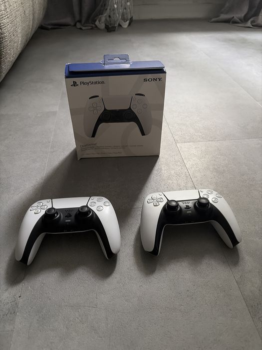 Vand 2 manete ps5 200 de lei una