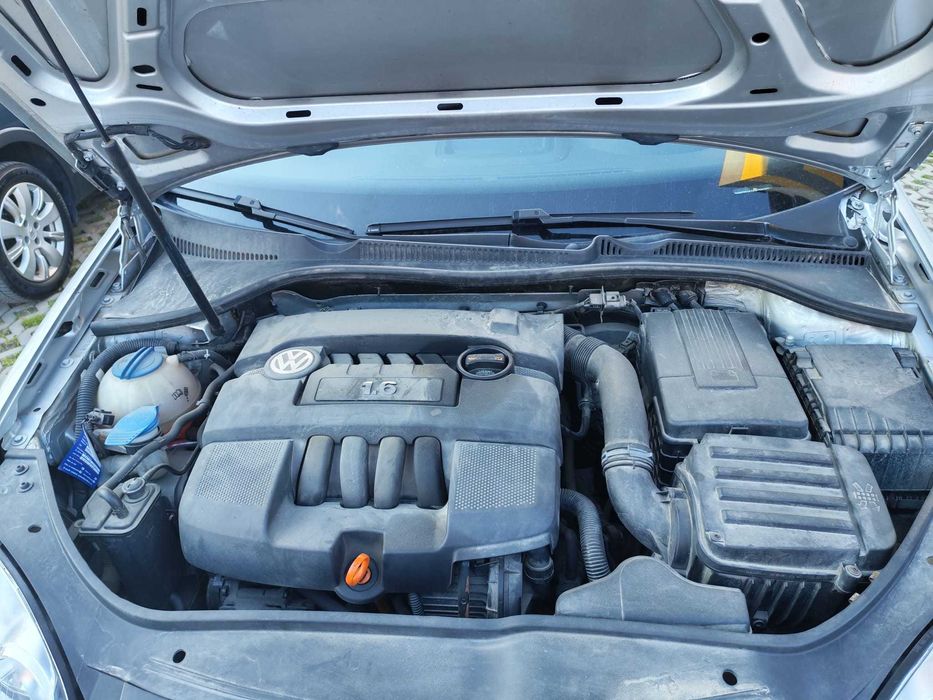 Volkswagen Golf V 1.6 Benzină. Manuală