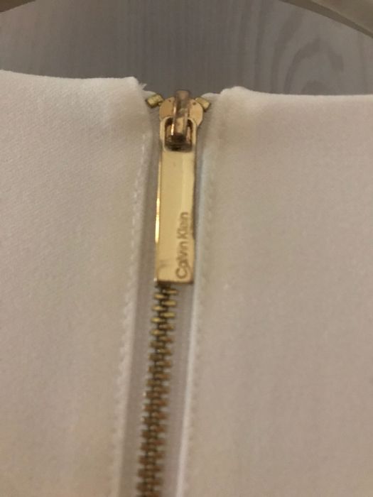 Бяла рокля с прилеп ръкав на Calvin Klein