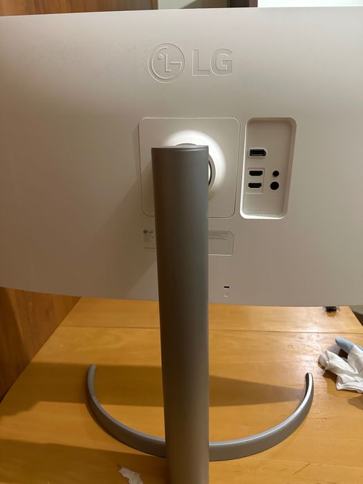 27'' UHD 4K IPS монитор с VESA DisplayHDR™ 400