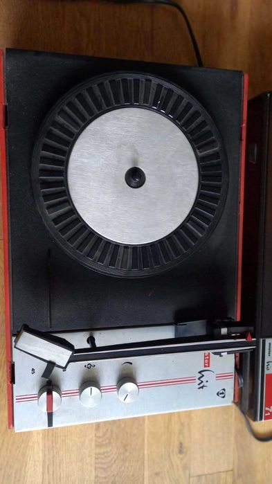 Предлагам работещ грамофон