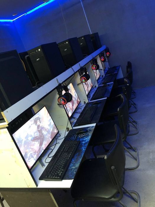 Kompyuterlar sotiladi.Ishlab turgan