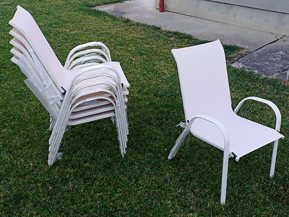 Pachet/SetComplet Mobilier gradina (metal & plastic), culoare bej/crem, ce cuprinde: 6buc.Scaune stivuibile, masa & umbrela, NOI / sigilate.