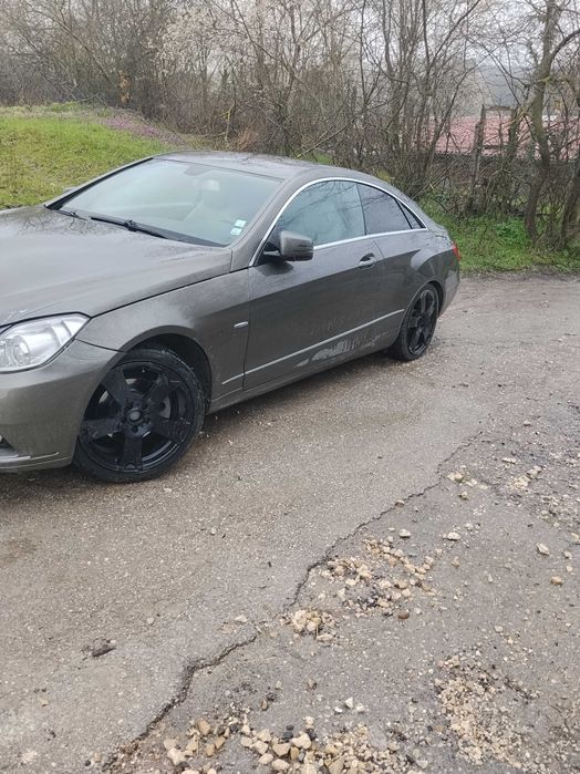 Продавам Мерцедес Е 220