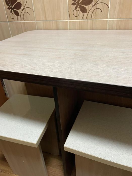 Продаётся кухонный стол