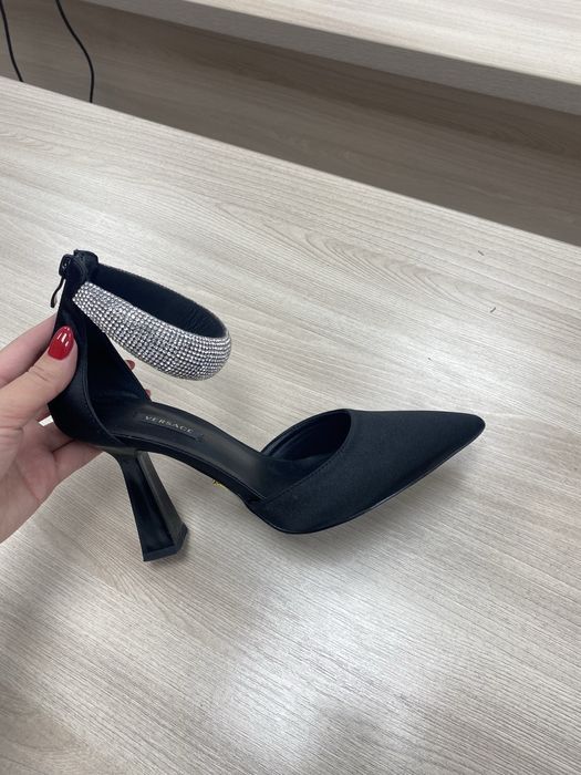 Черные каблуки от VERSACE