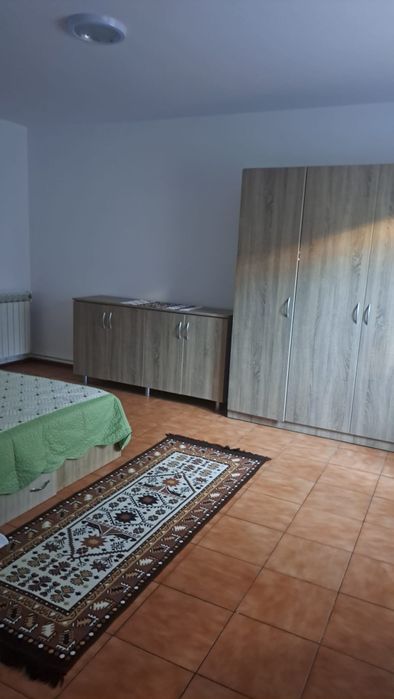 Închiriez garsoniera 40 mp la curte.