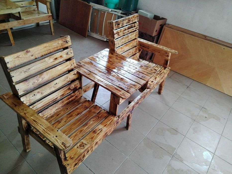 De vânzare canapea cu măsuță