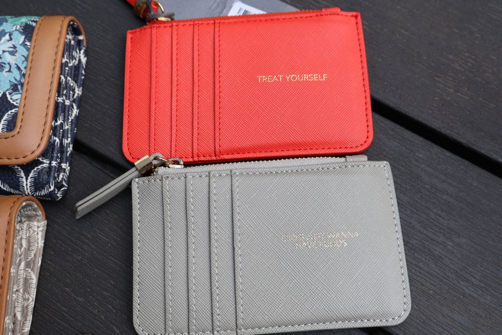 Дамски портфейли