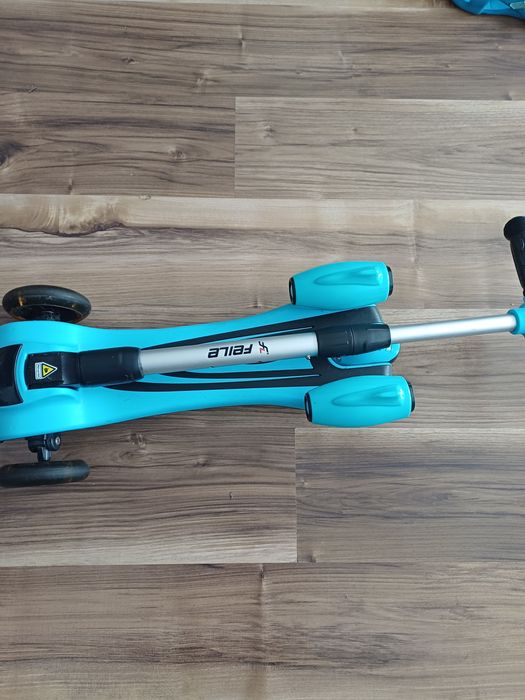 Trotinetă cu lumini muzica si fum , pliabila.