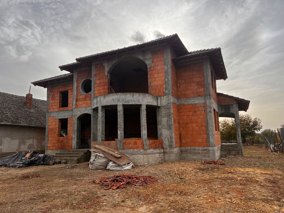 Casă la roșu la 30 de km arad