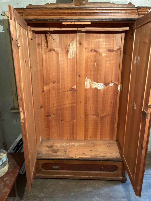 Старинен гардероб