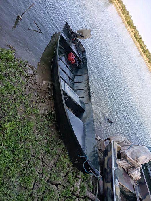 Vând barca cu motor honda 40 hp