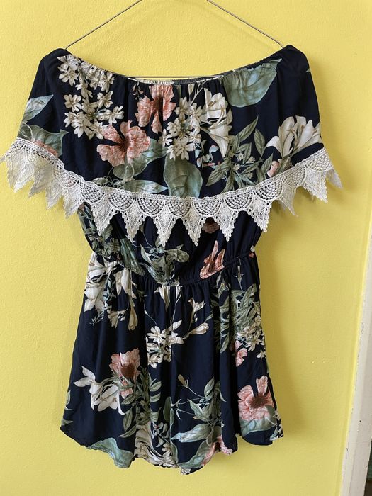 Salopeta scurta cu motiv floral, dantela si buzunare Marime S