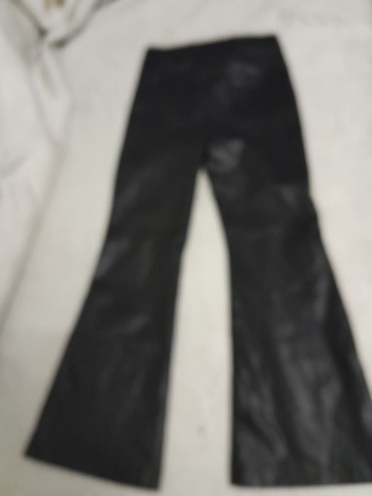 Продам брюки б/у кожаные девочке