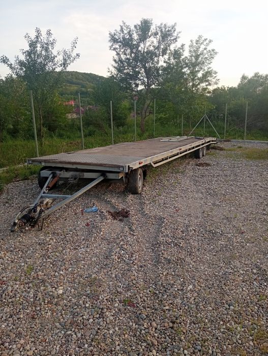 Trailer cu axa viratoare
