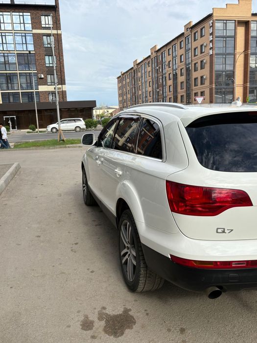 Продам машину Ауди Q7
