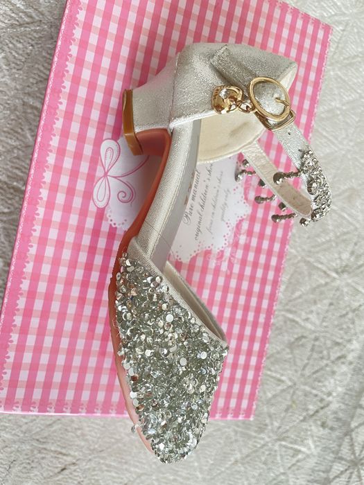 Продам детскую туфельки