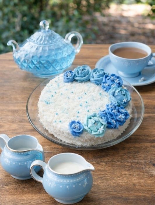 Торт на заказ. Цветы из мастики съедобные.