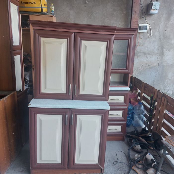 Srochna kuhiniy mebel sotiladi