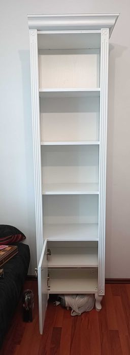 Etajera alba soldat Sipro din MDF furniruit cu picioare lemn