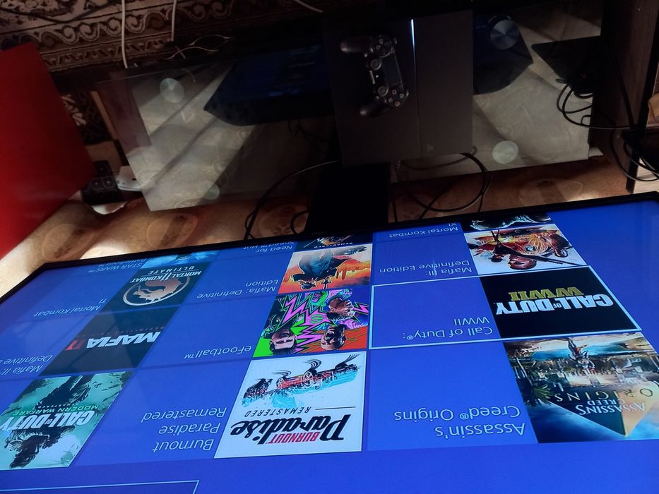 PS4 tiniq 1TB hotirasi o'yinlar yozigan yangi djoystik bor plombasi bo