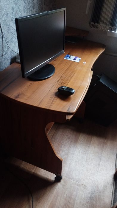 Продаю компьютерный стол