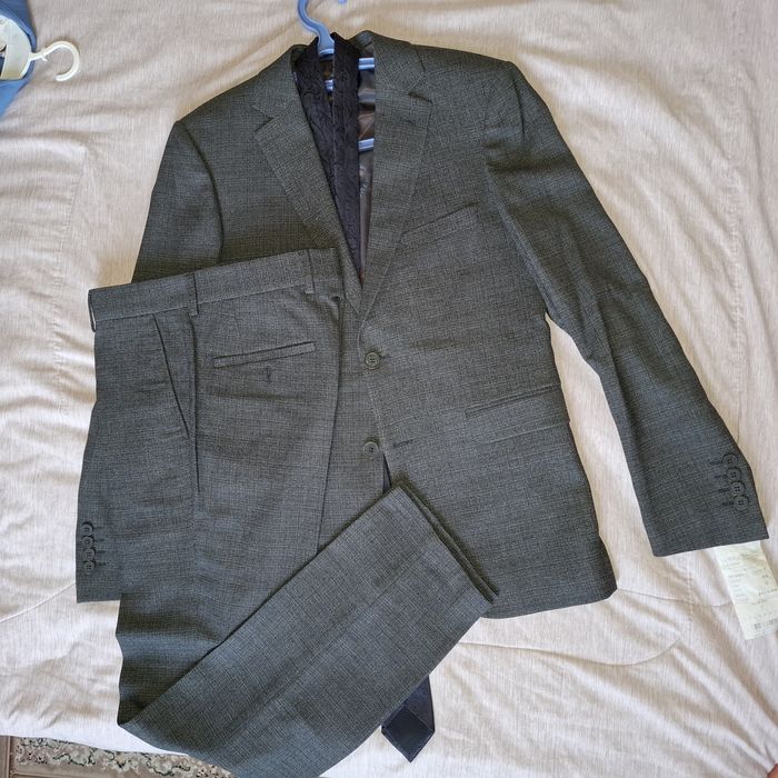 Брючный костюм с жилетом и галстуком на свадьбу