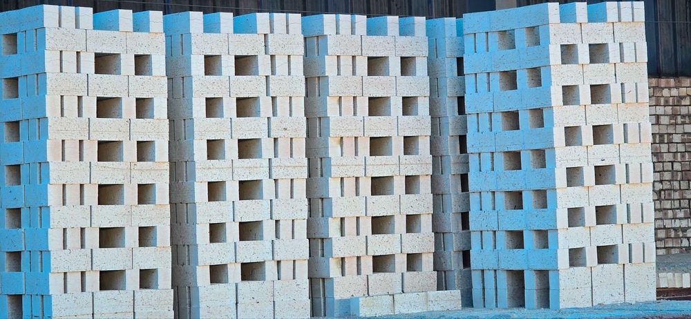 Кирпич жженый от завода изготовителя.