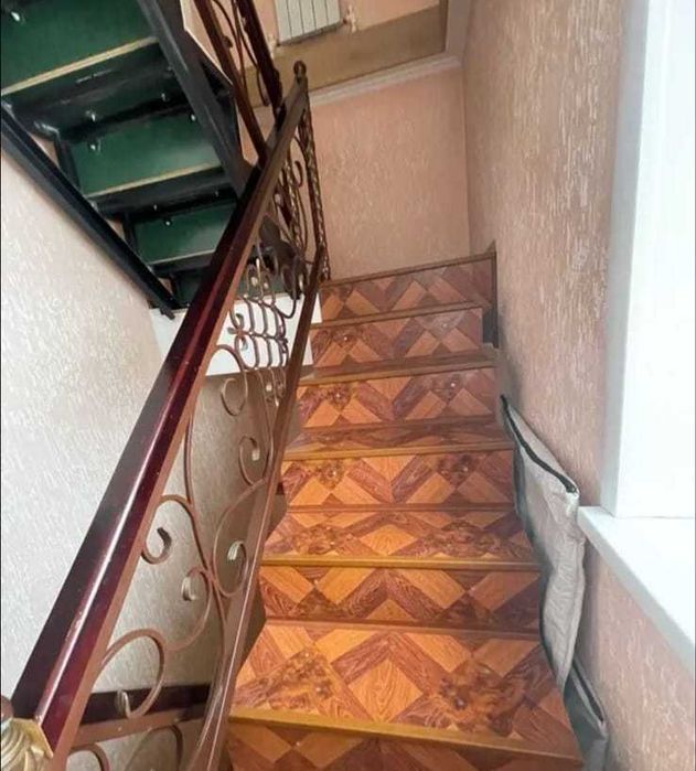 Просторный двухэтажный дом в отличном районе