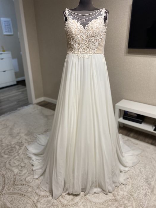 Белое платье с открытой спиной